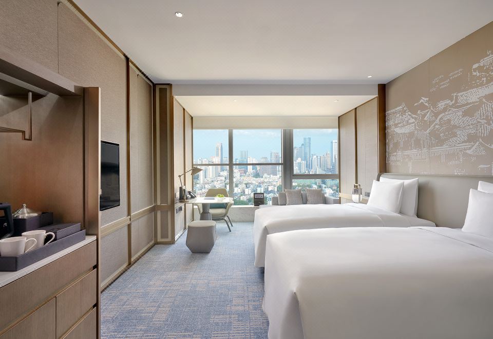 高级豪华双床房-全景落地窗俯瞰城市美景