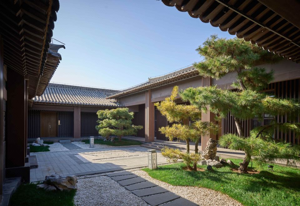 1 King Standard Courtyard Access