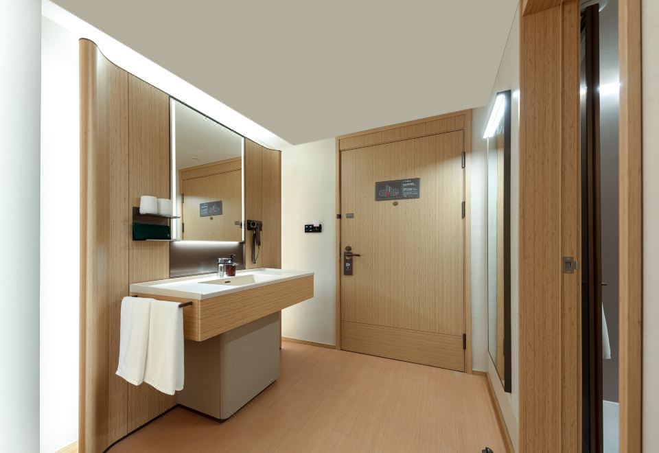 商务大床房（智能客控+商务茶桌+小冰箱）