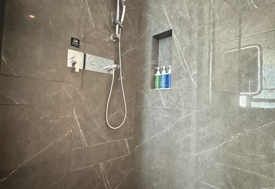 花园行政大床房【全景落地窗】