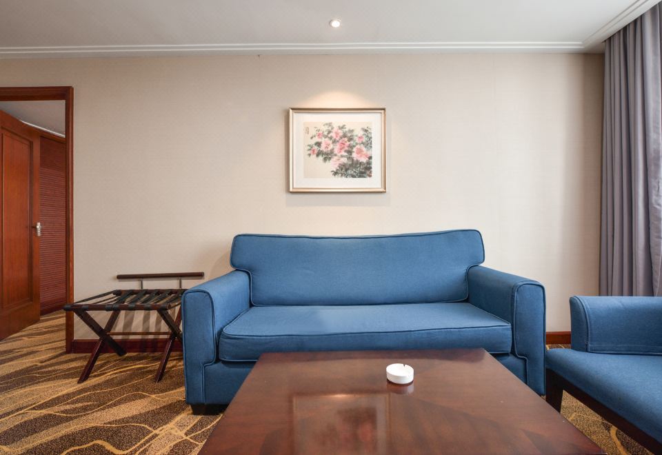 商务大床套房 | 独立会客区+深睡床品+mini冰箱