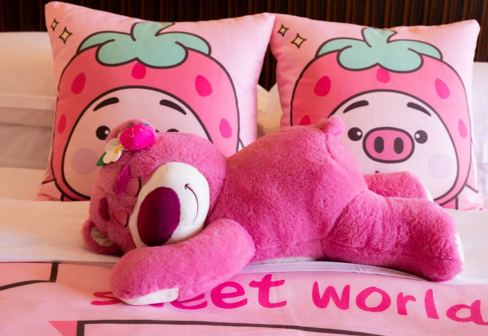 粉红草莓猪主题亲子房