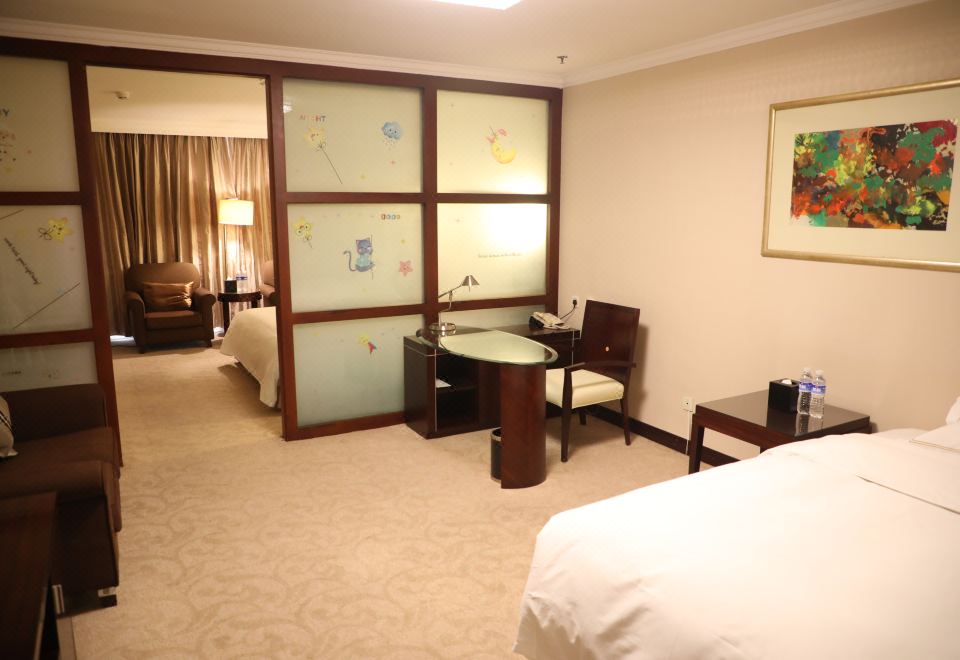 温馨家庭房（城市景观+落地窗）