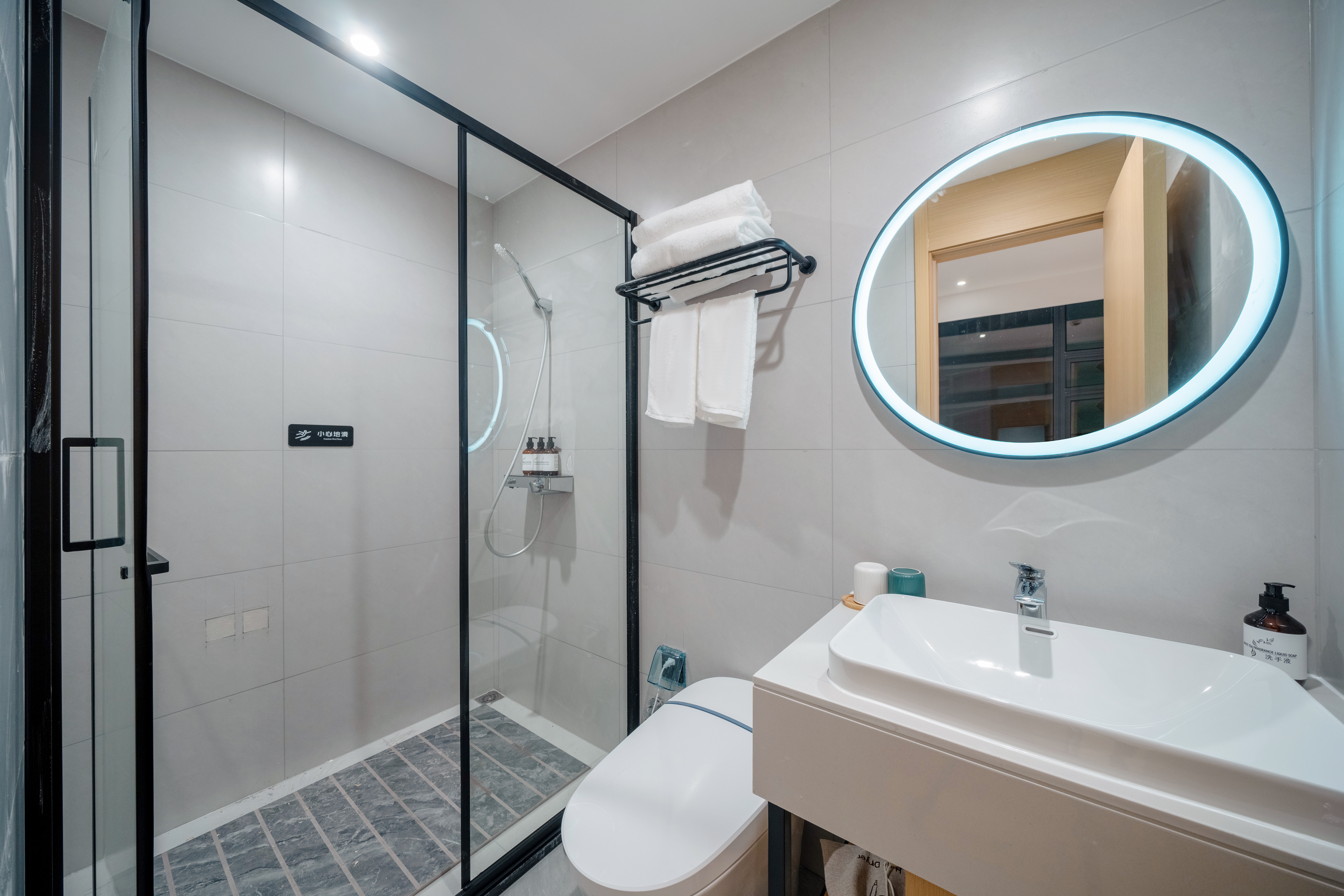 豪华单机大床房（5060ti+三角洲黑鹰+LOL特权加速器）