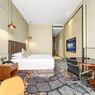 標準大床房「城景落地窗+通風采光+休閒桌椅+品牌床墊」 萬維飯店（中山燈都古鎮店）優惠