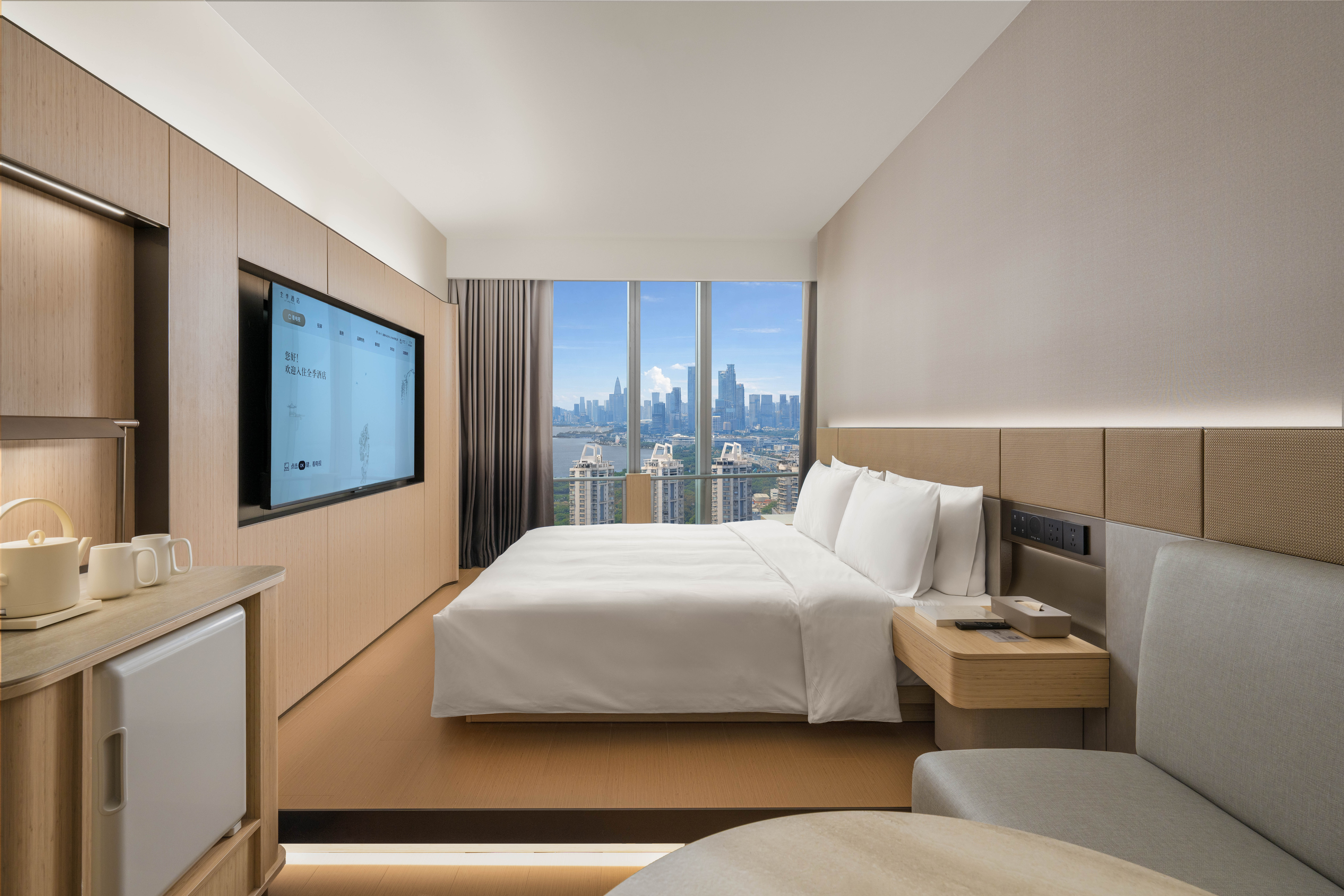 高级大床房【全景落地窗∣小冰箱∣65寸投屏电视】