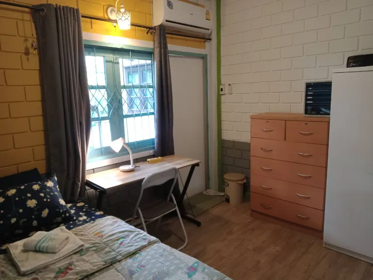 ห้องเดี่ยวชั้นล่างเตียงเดี่ยวมีห้องน้ำในตัว วิวสวนและแอร์