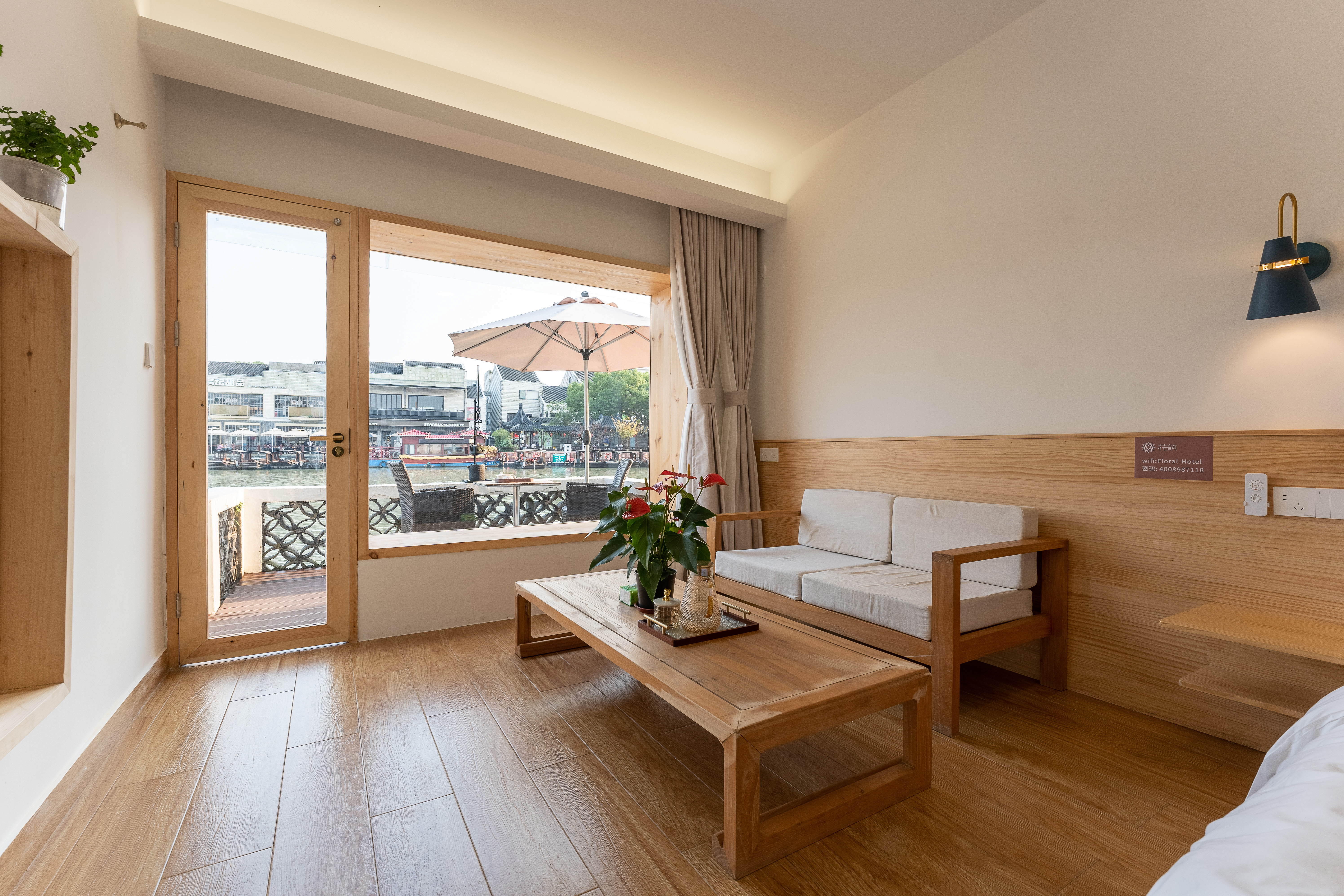 东井·露台大床房丨小冰箱+品茶露台+古桥河景