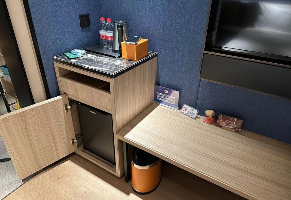 行政大床房（小冰箱+智能客控+手机投屏）