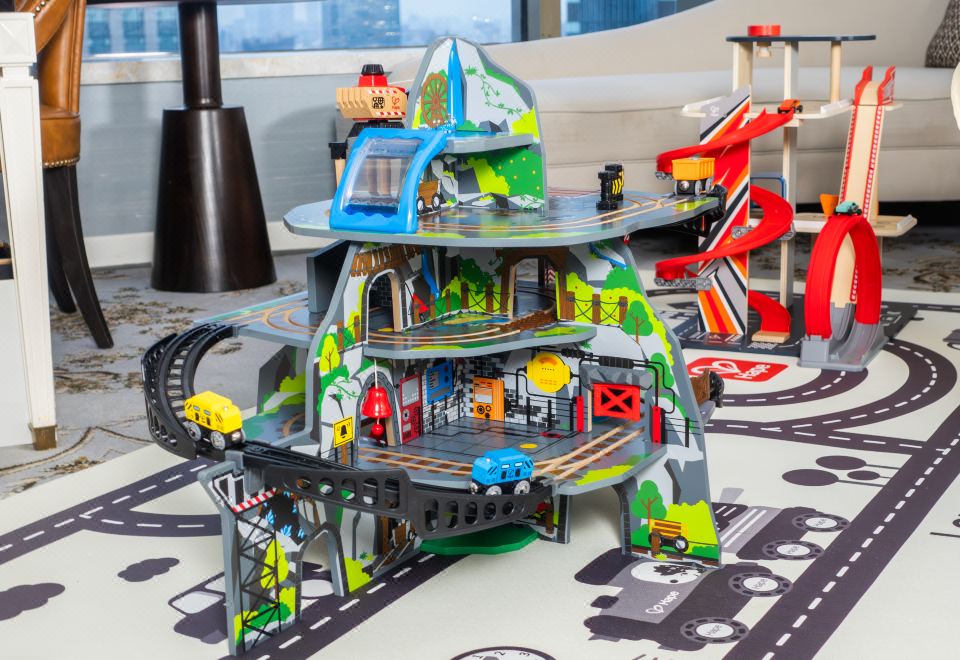 瑞吉尊贵豪华HAPE火车大世界主题玩具亲子客房