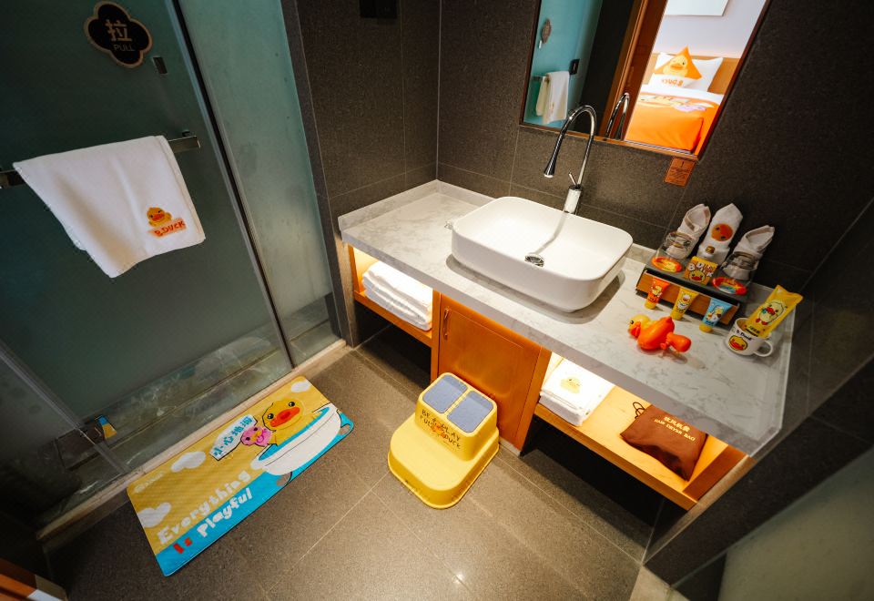 複式雙卧親子別墅（小黃鴨）|落地窗庭院近景+獨立客廳