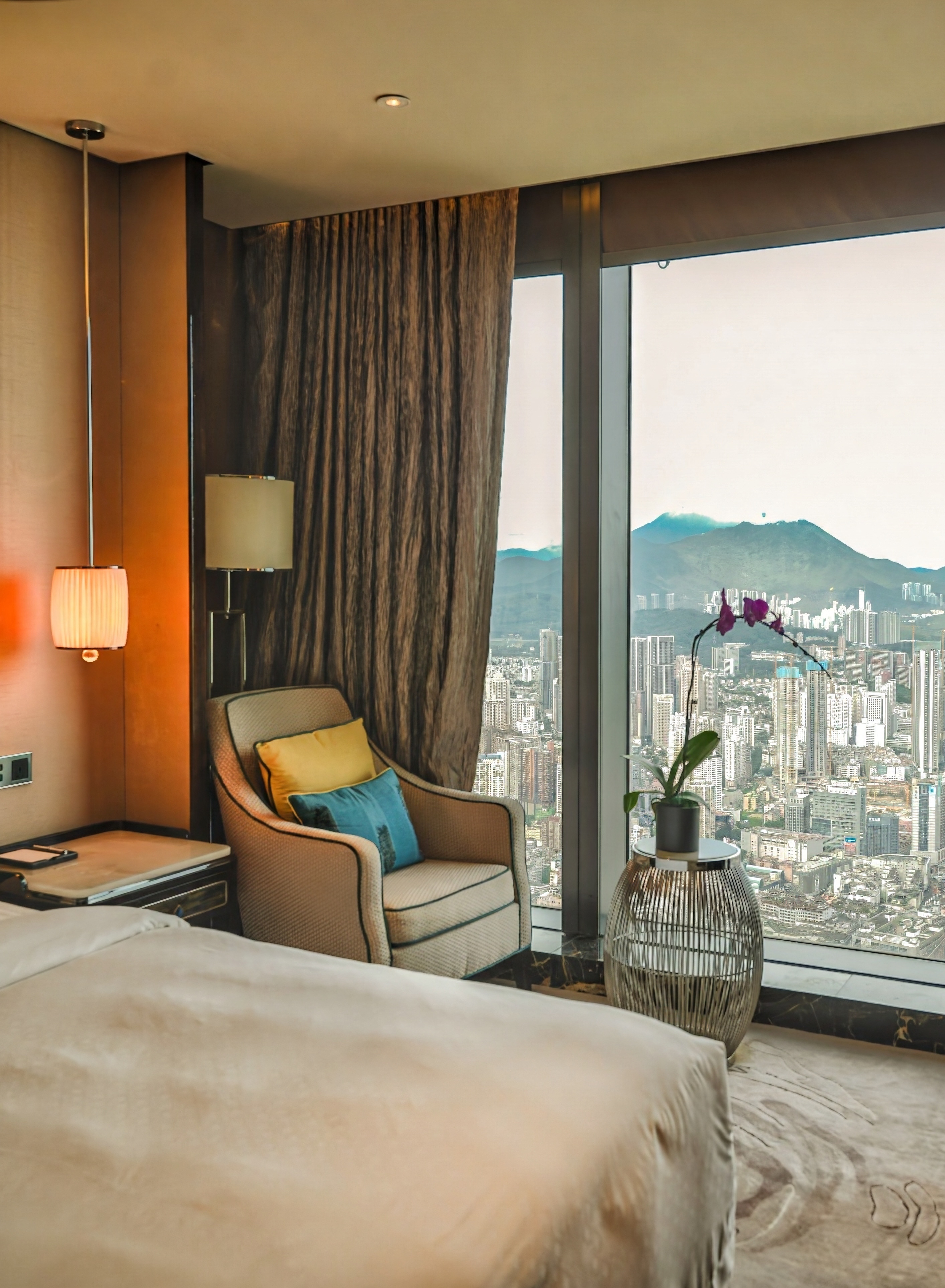 The St. Regis Shenzhen豪华悠景大床房 ?遥看香港层峦山影?