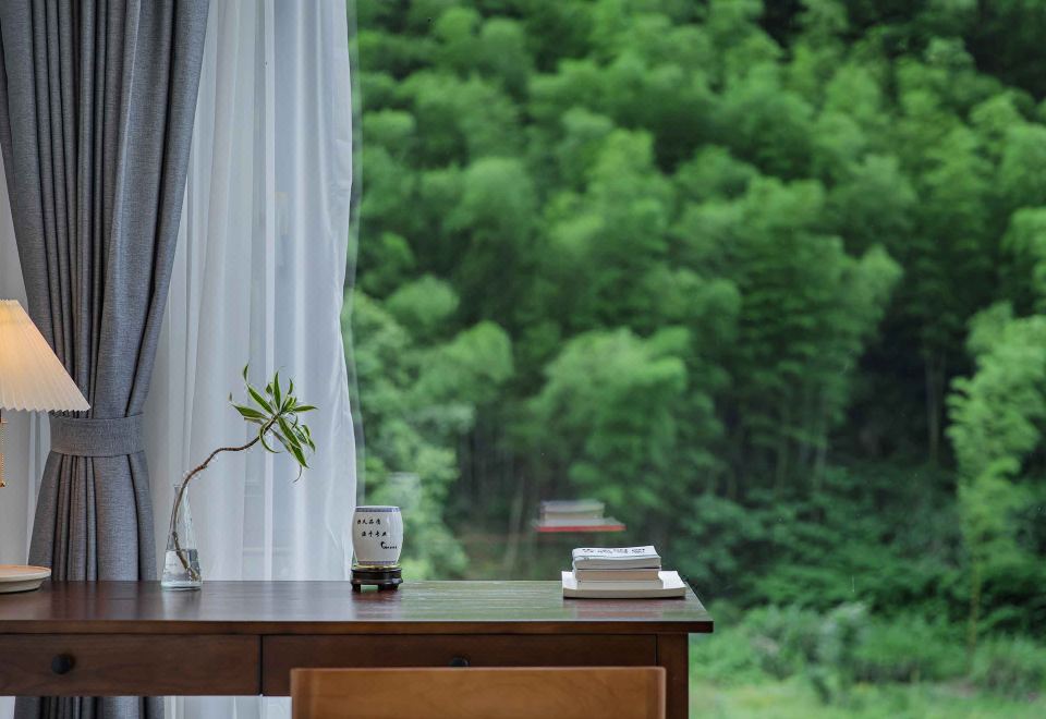 Featured Family Friendly Smart Suite - 1-Bedroom, Creek-View (2 Beds) (1 Living Room, Balcony, Kitchen, Fridge)