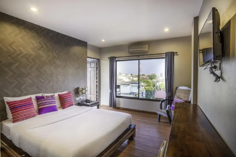 ห้องดีลักซ์เตียงใหญ่พร้อมระเบียง