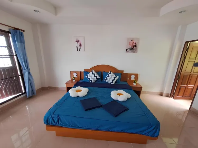 ห้องดีลักซ์เตียงใหญ่วิวสระว่ายน้ำ