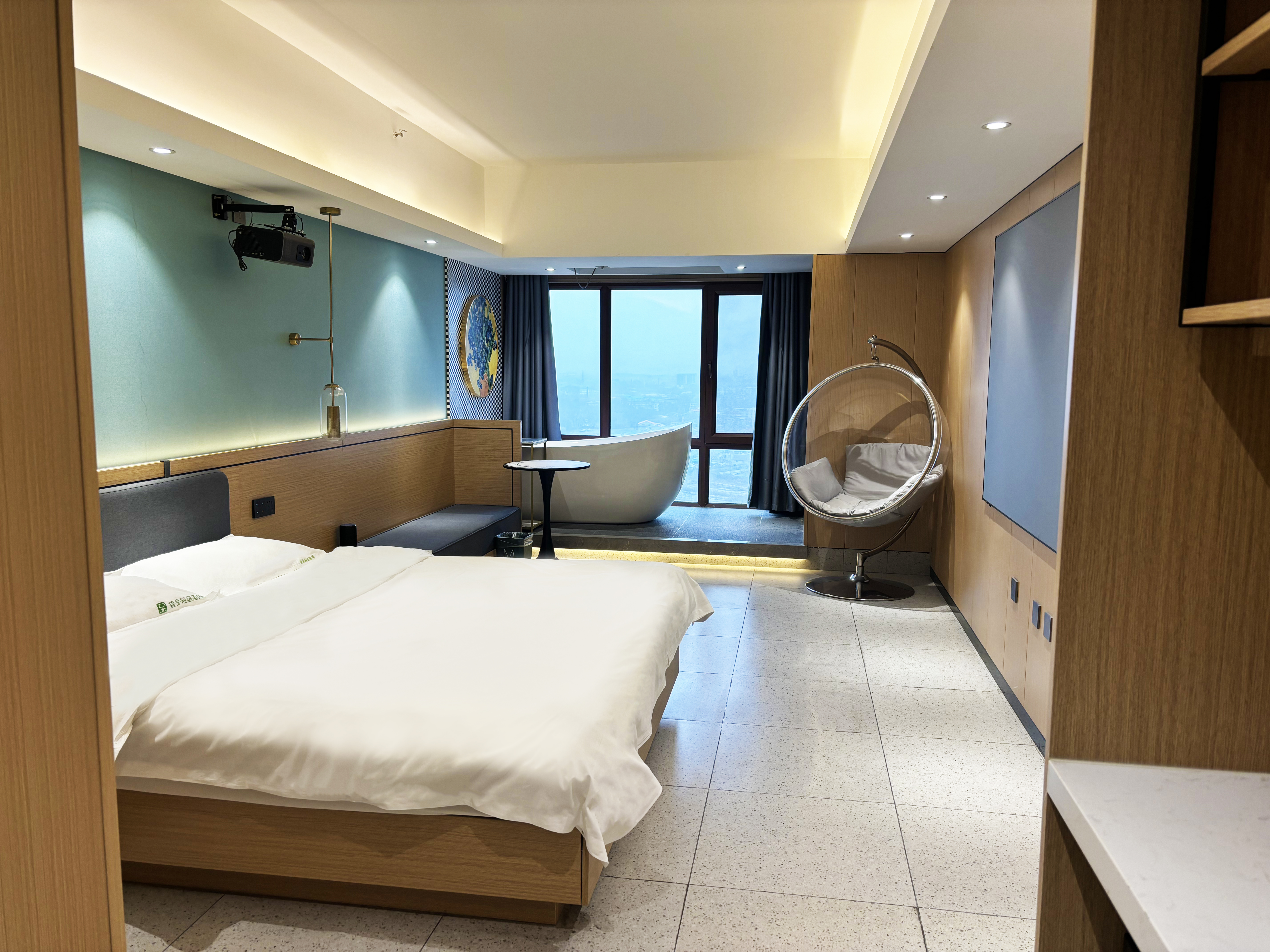 『轻呈』轻奢浴缸大床房（百寸投影+单人浴缸）