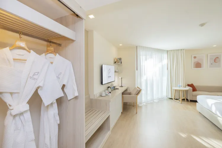 ห้องดีลักษ์เตียงใหญ่ วิวเมือง