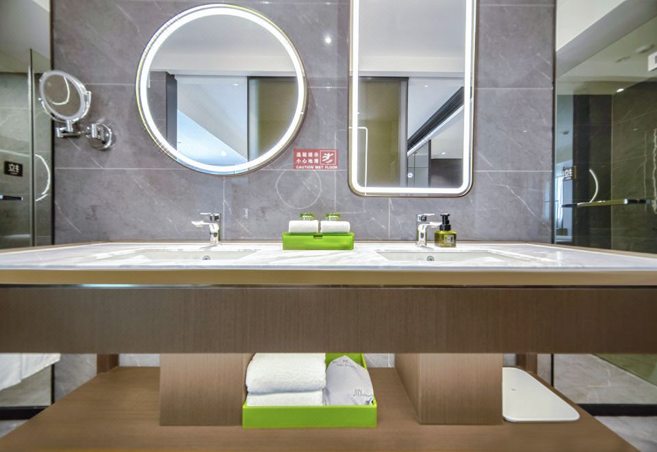 金奢大床房-超宽衞浴（小冰箱+电视投屏）