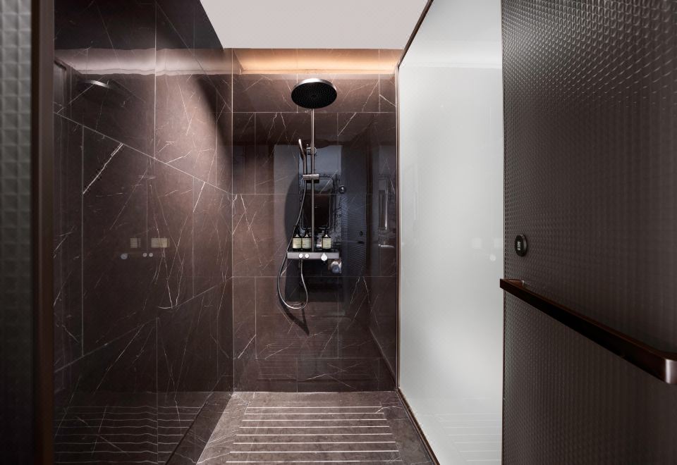 阳光大床房（明亮视野+智能客控+Mini Bar）