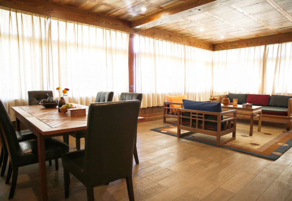 Songtsam Shangri-la LinkaDeluxe Family Suite - 3-Bedroom