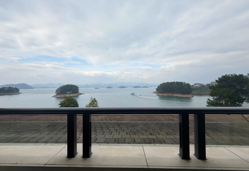 Narada Qiandao Lake ResortCentral Lake View King Room