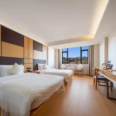 Qin Shuju Hotel (Hengdian World Studios Qin Palace) Отели в г. Донян