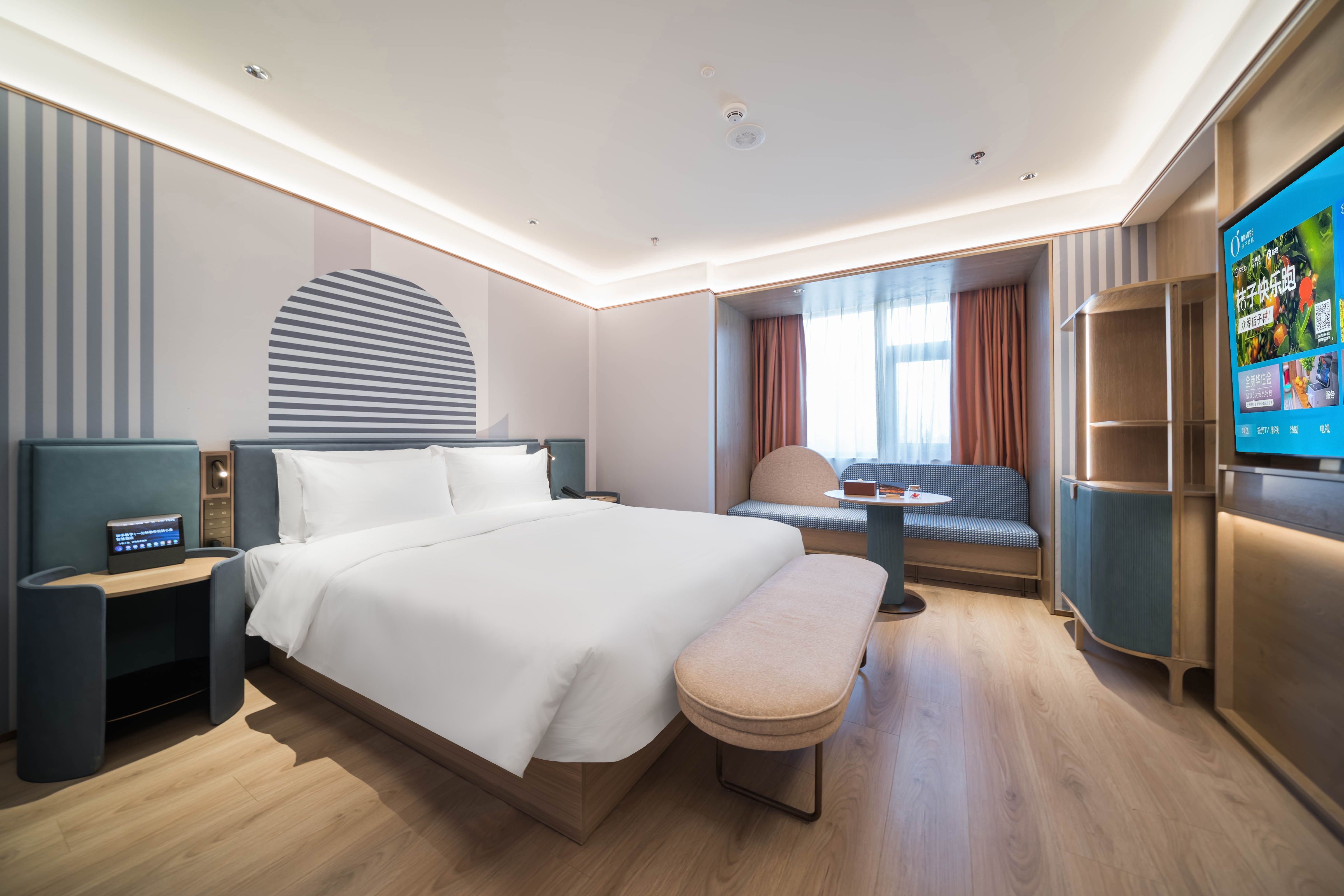 精选大床房（智能客控+65寸投屏电视+小冰箱）