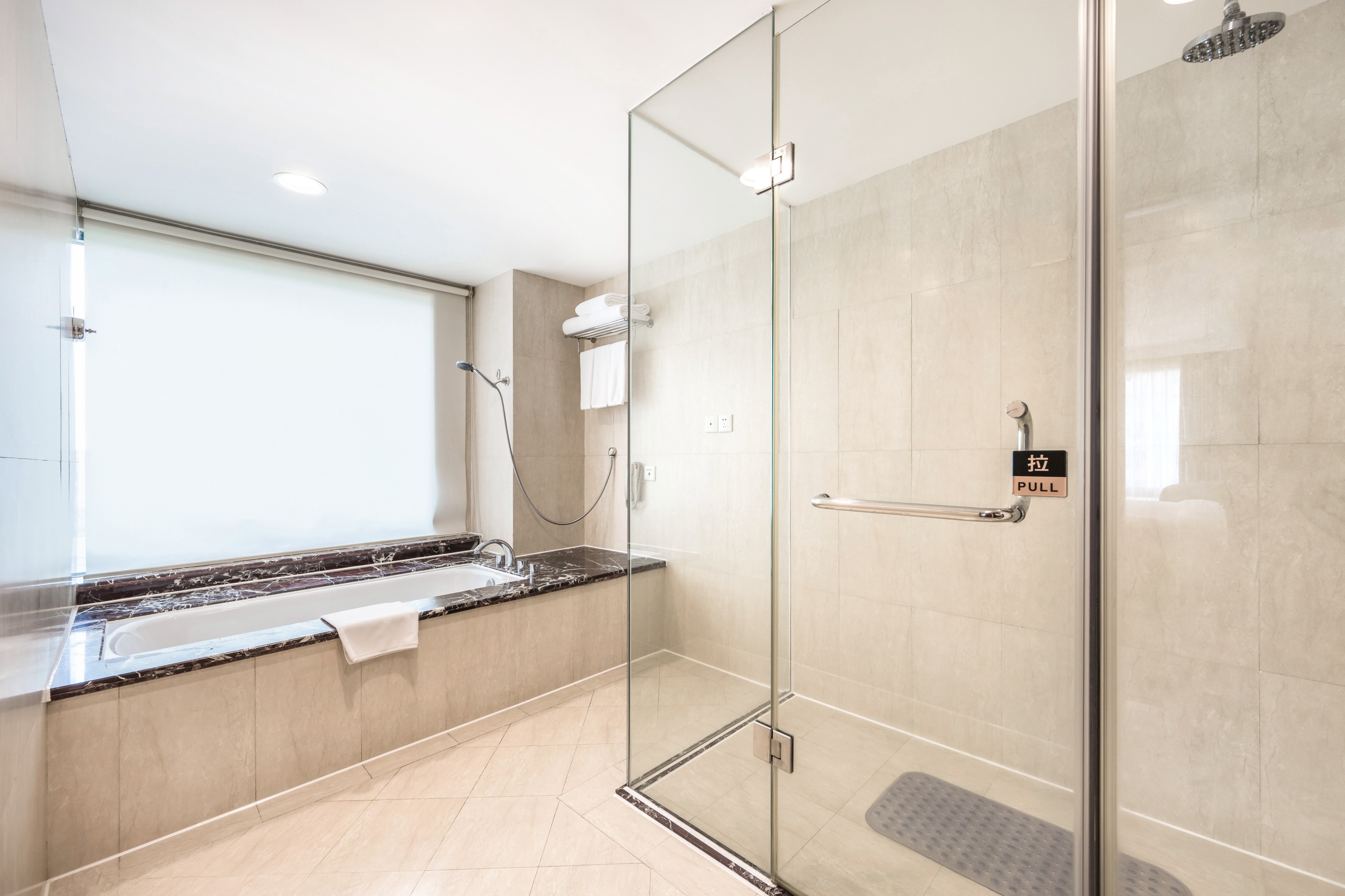 家庭双卧套房 双卧室可隔断 大落地窗