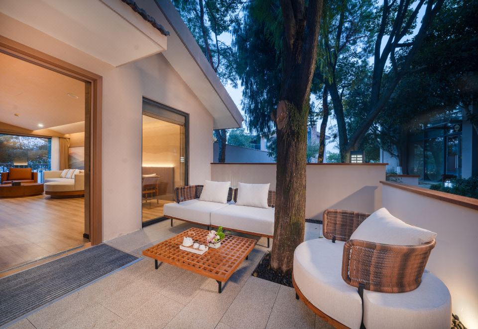 至尊庭院湖景套房