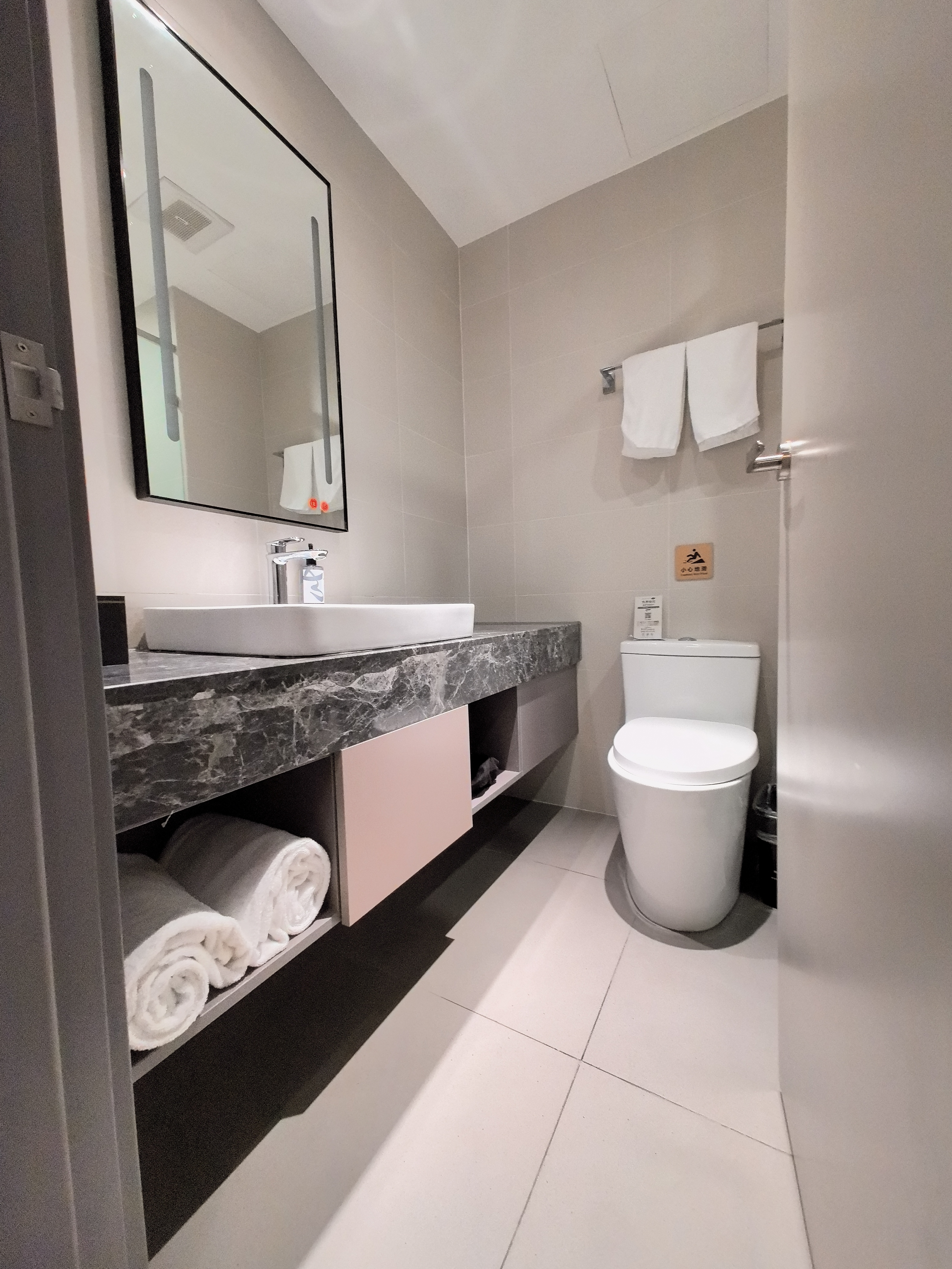 高級雙床房-舒適床品-手機投屏