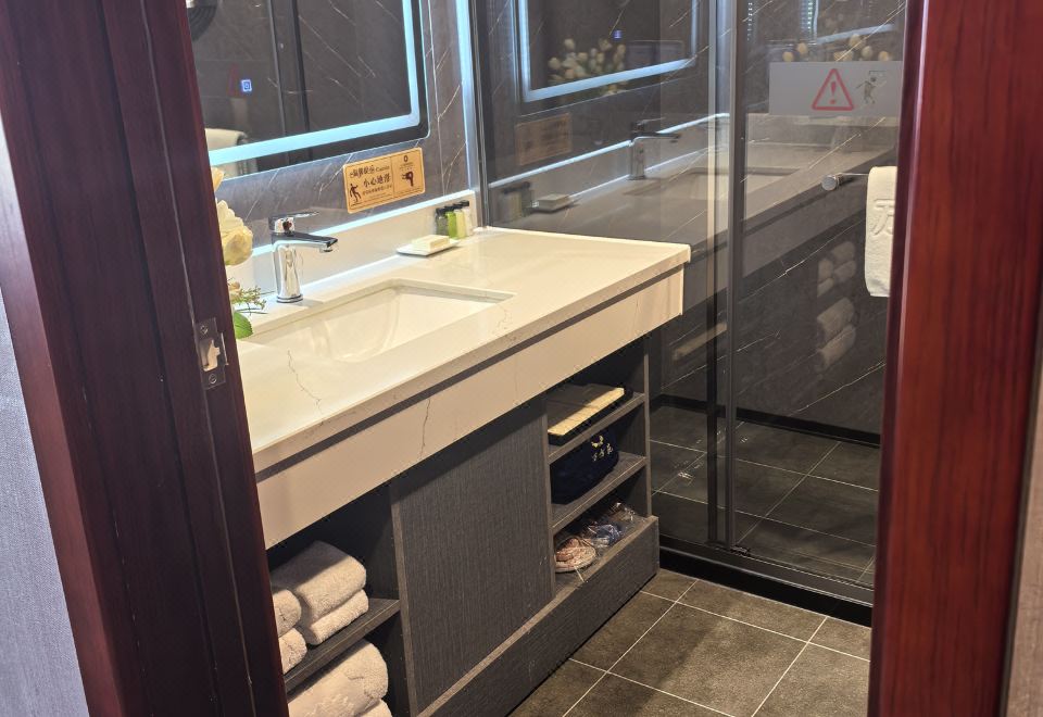 標準商務大床房（保險箱+加濕器+小冰箱）