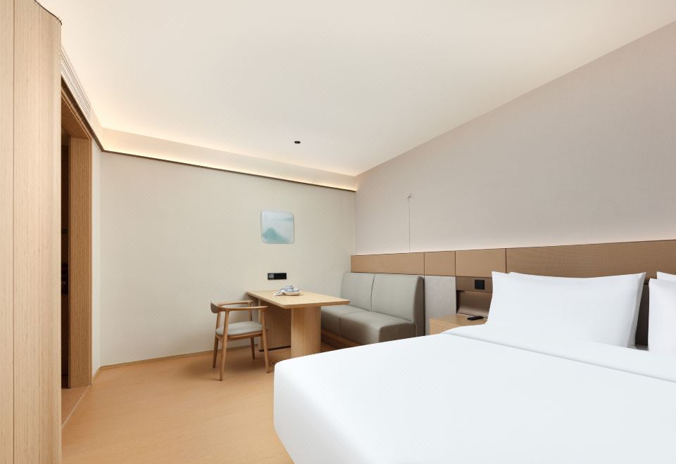 家庭房（智能客控+商务茶桌+小冰箱）