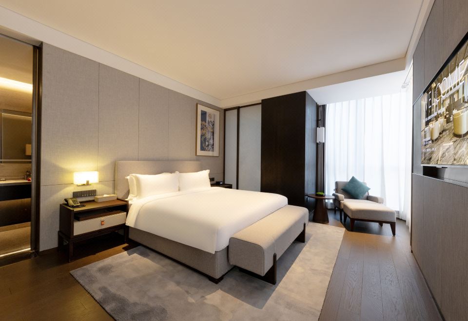 Business Queen Room