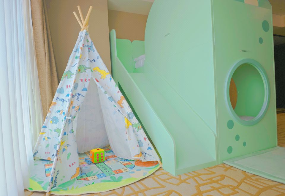 Swiss Grand NanchangDinosaur Fantasy Egg Family Suite