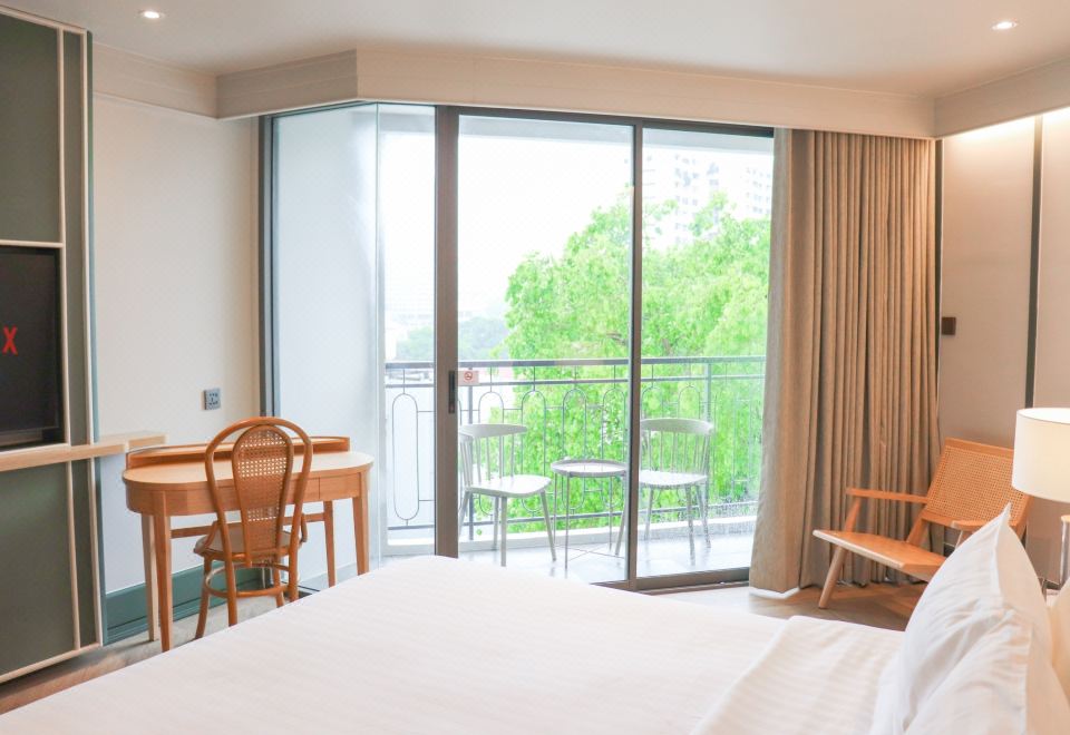 高级城景特大床房（带阳台）