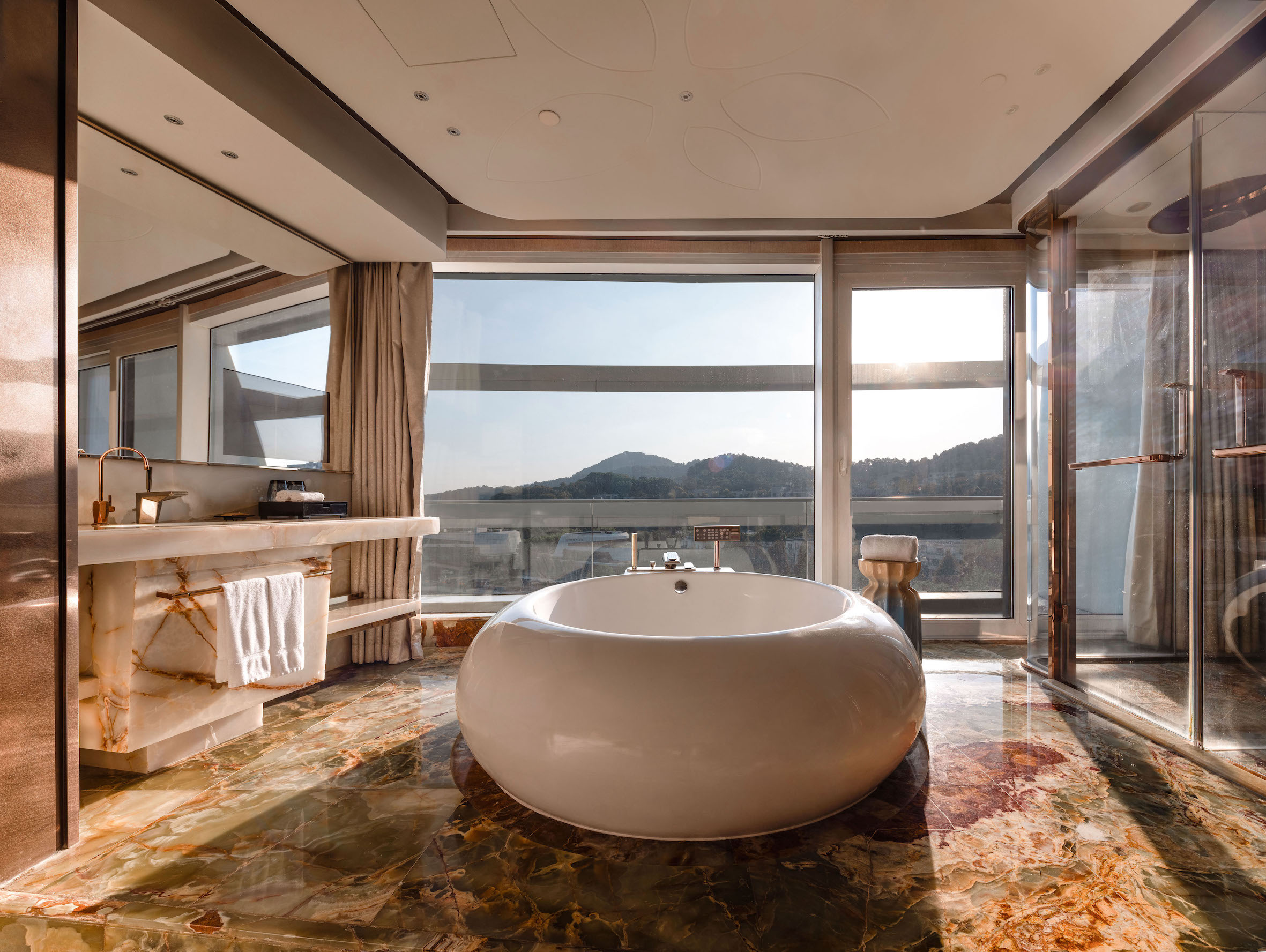 暖汤温泉·180°圆浴景观大床房（落地临窗观景圆浴缸）