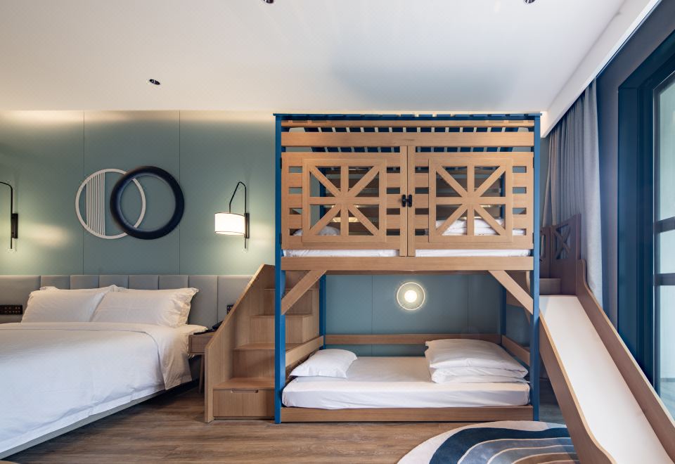 親子步步高房（智能客控+MINI吧+天然乳膠枕）