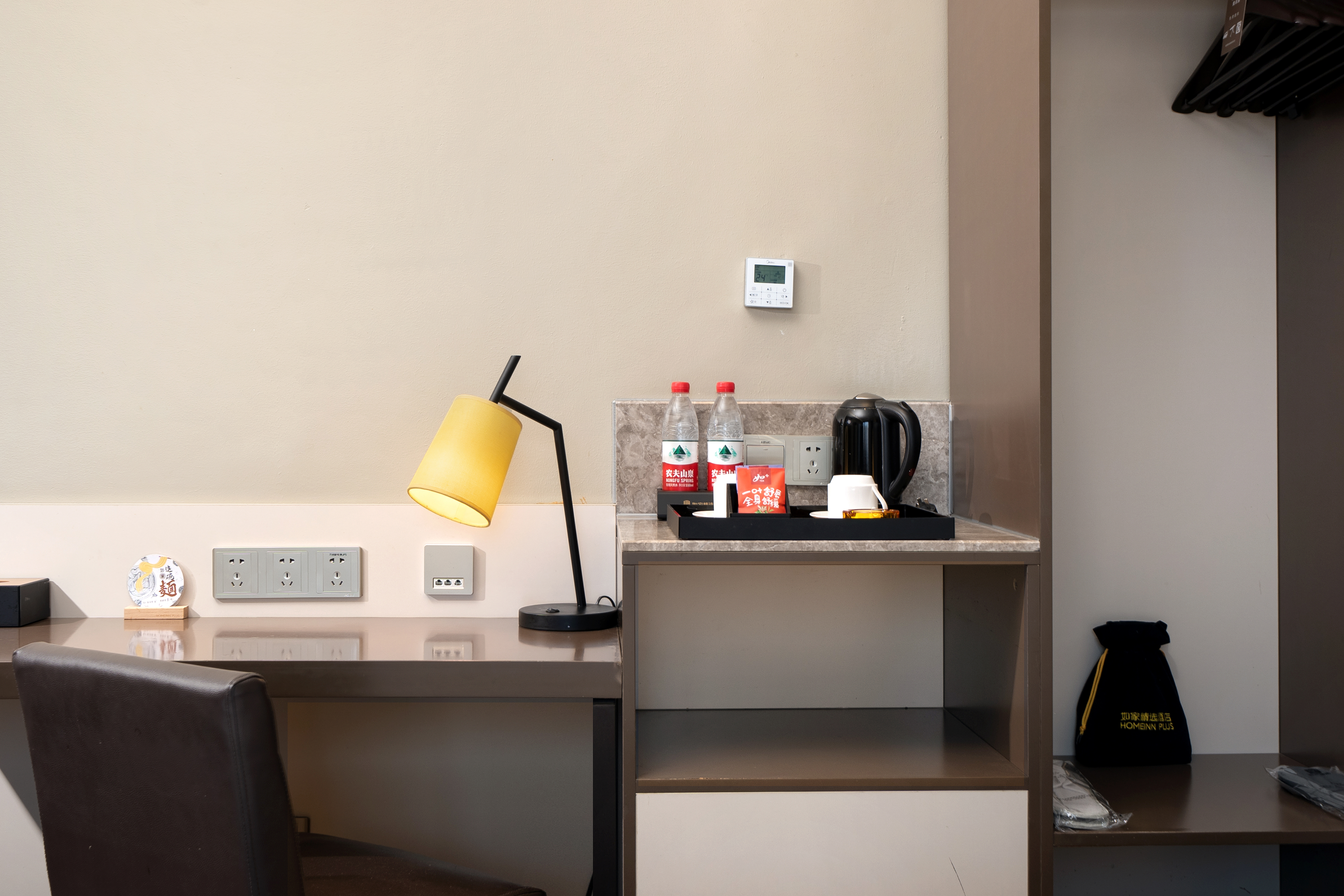 高級雙床房（辦公桌椅+獨立衞浴）