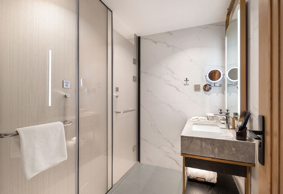 探索大床房（泡茶茶具-智能控制-乳膠枕）