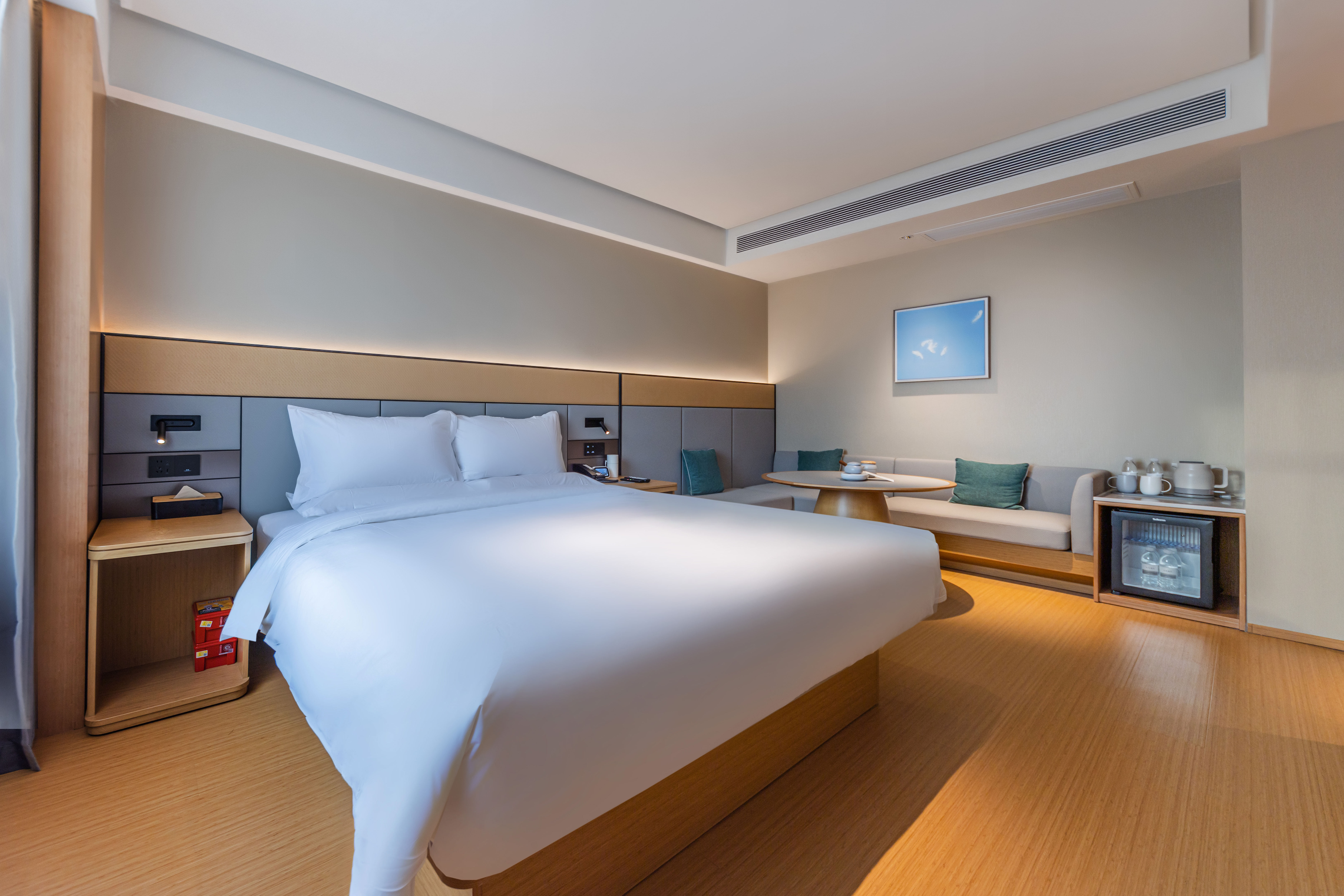 高级大床房【投屏电视+迷你冰箱+休闲茶具+品牌洗护】