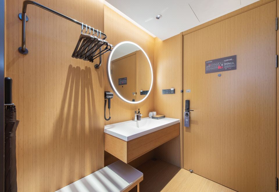 商務大床房（小冰箱+智能馬桶+手機投屏）