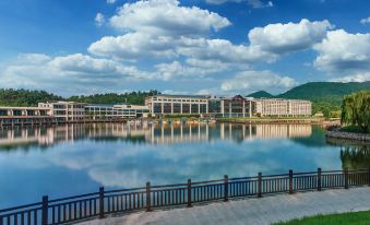 Nanjing Ziqing Lake Hot Spring Resort (Wildlife World)