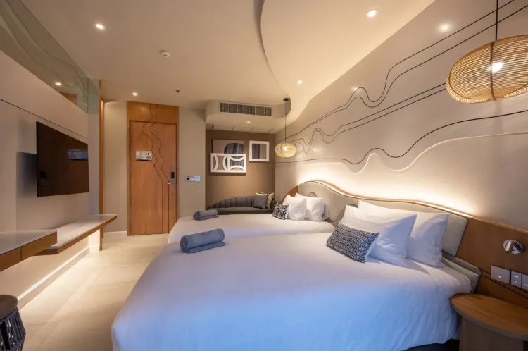 ห้องจูเนียร์สวีทเตียงใหญ่หรือเตียงคู่ พร้อมลานระเบียง