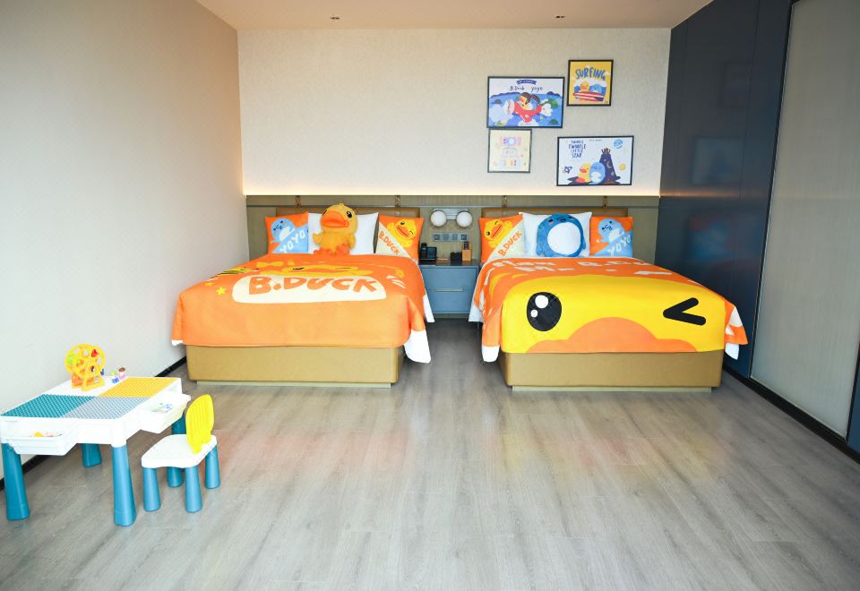 小黄鸭主题亲子房（全景落地窗＋舒达舒睡床品）