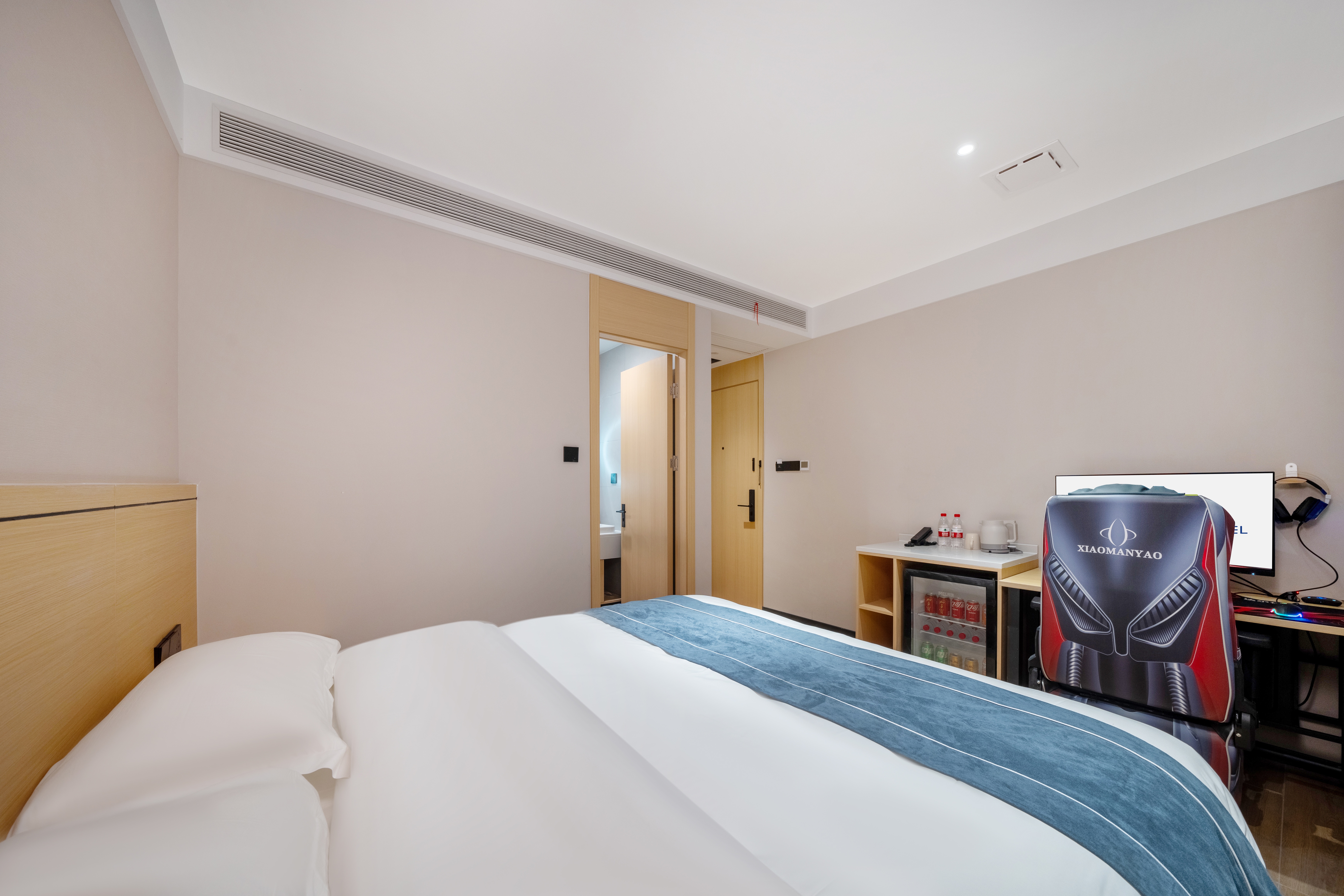 精品电竞大床房（5060ti+三角洲黑鹰+LOL特权加速器）