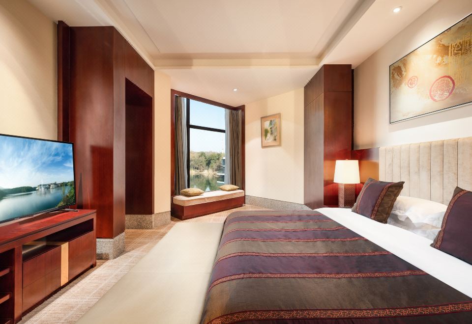 紫金楼·商务套房 -饱览湖光山色