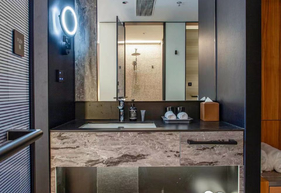 城际豪华房-大床（裸睡床品+澳洲精油洗护+柏林沙发）