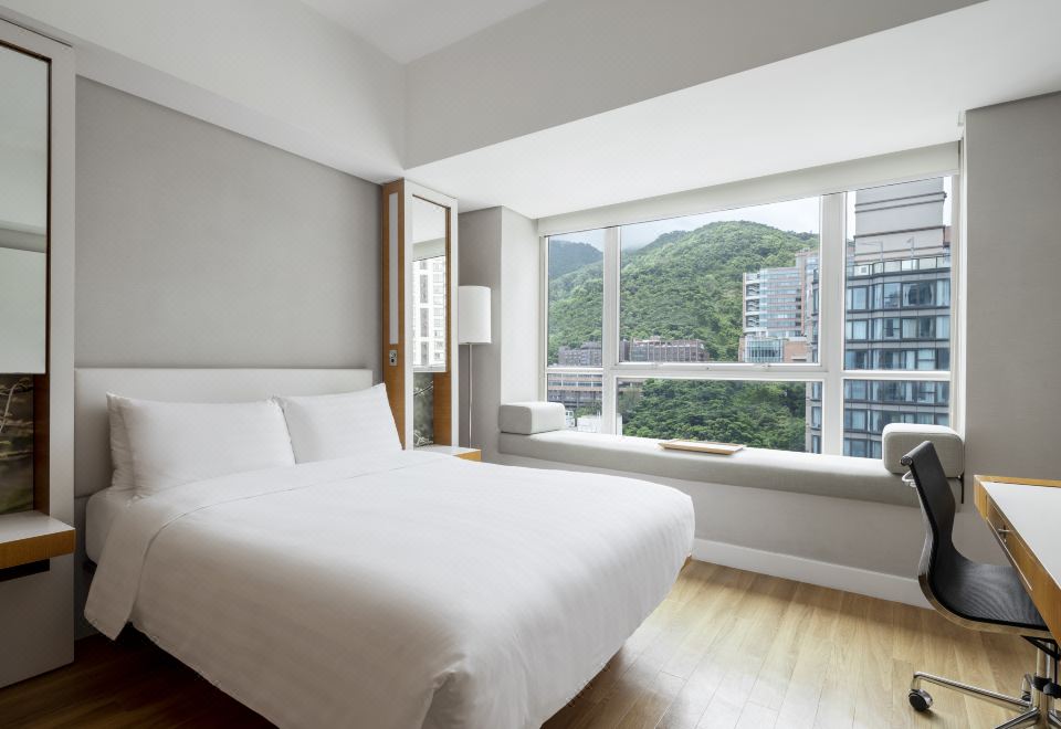 Club Mountain View Room