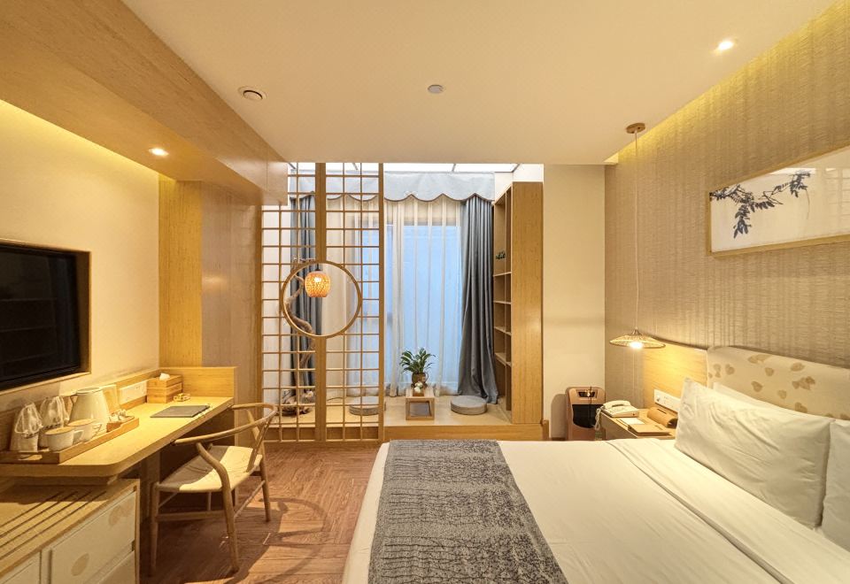 芳草居大床房（榻榻米+人造景观）