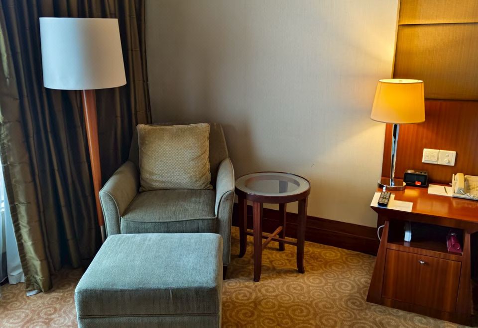 Sheraton Hotel DongguanElegant King Bed Room